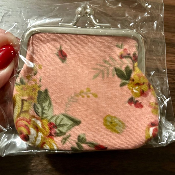 Vintage Floral Print Coin Purse with Kiss Lock Closure - Picture 2 of 2